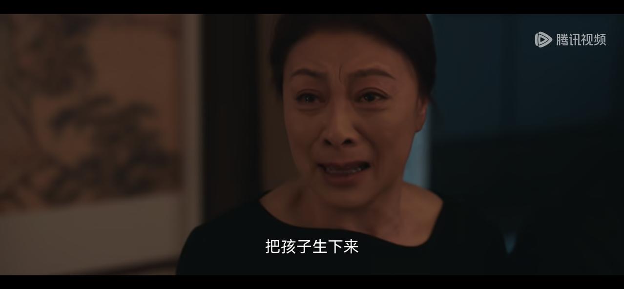 《四喜》冯建奇被淹死！何丽华现在才懂，小姣姣一句话让人泪目。何丽华抱着像框