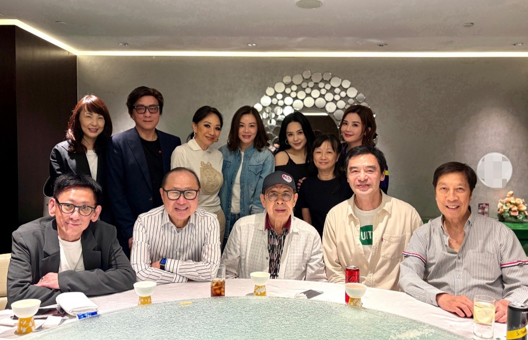 阿Sa、阿娇合体参加聚会，胡枫、钟镇涛也在10月15日，有网友在社交平台分享了一组聚餐照。大合照片里