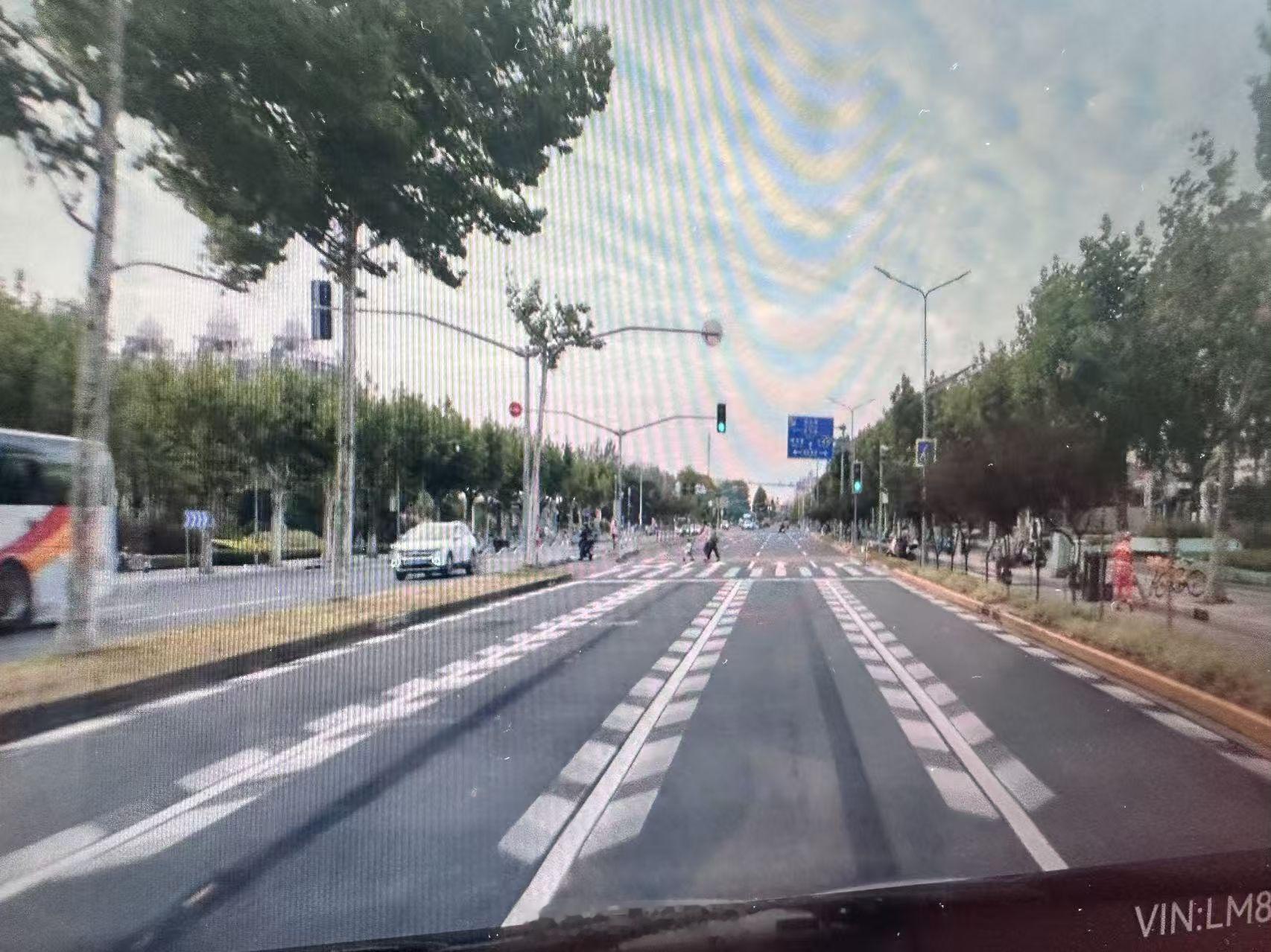 今天早上遇到这样一幕：绿灯通行的时候，一位妈妈，身后大概跟着孩子的奶奶，推着婴儿