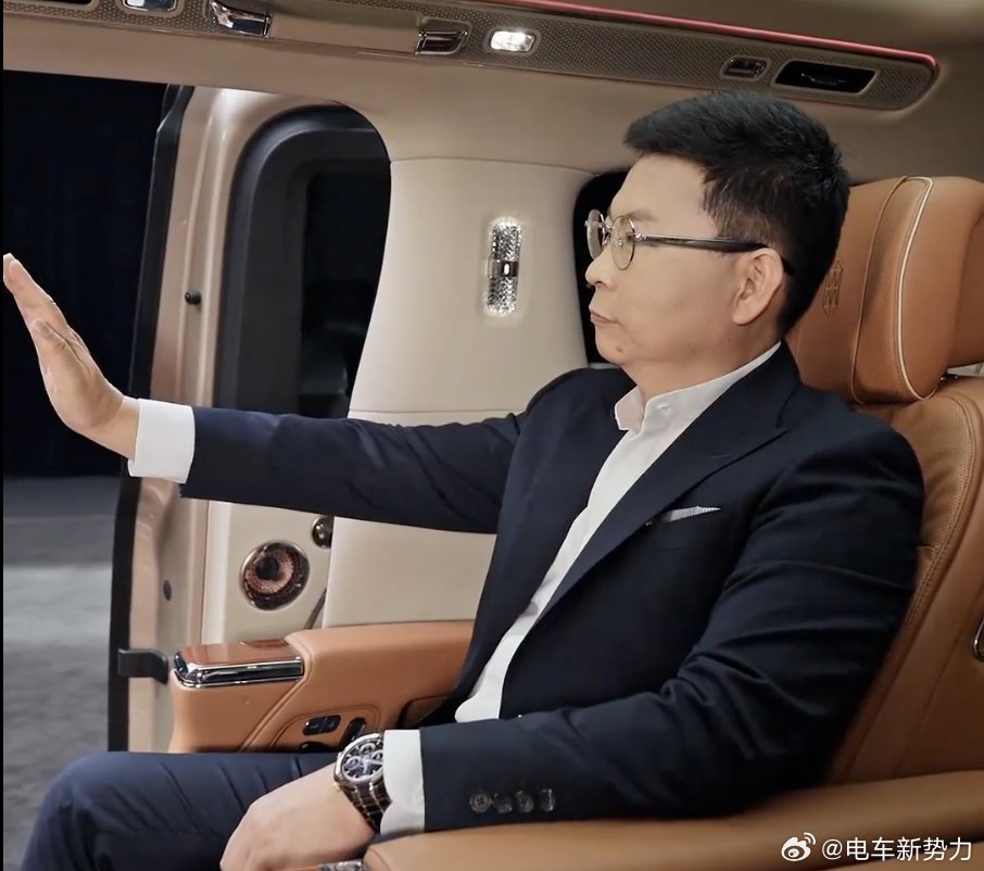 尊界v800新能源汽车鸿蒙智行，一直在争议中前进