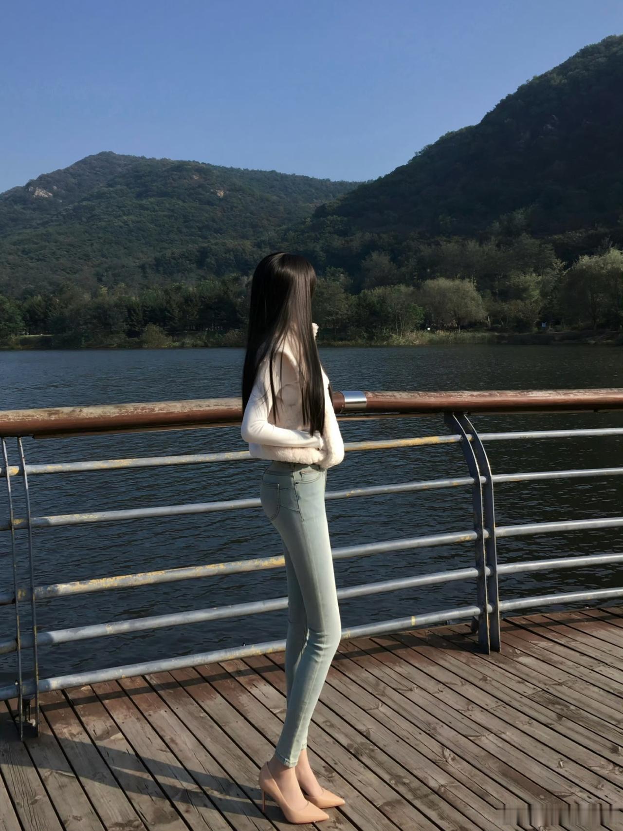 凛冽的风捶打在肩🍂