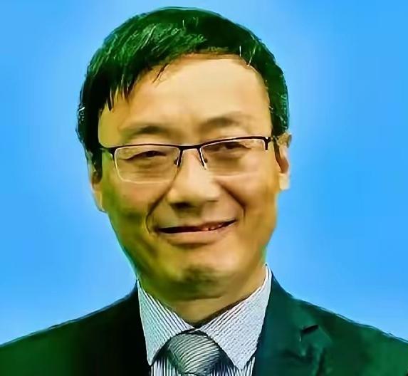 一句硬话，炸醒装睡的人。六月二十六号这天，汤家凤的公众号弹出两条推送——标题
