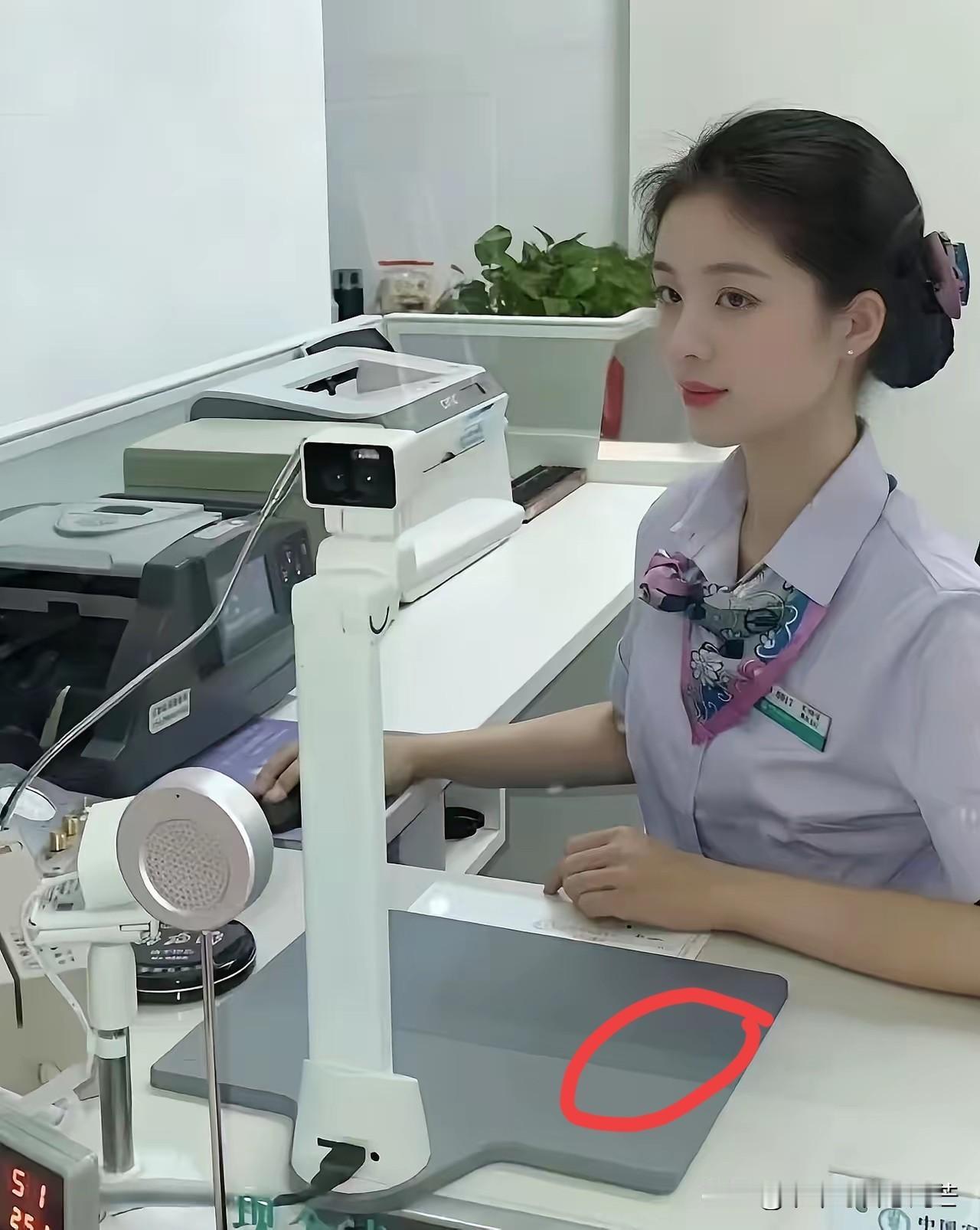 我妹在银行干了两年，今天突然给我透了个“内部观察”，让我赶紧留意白银——说接下来