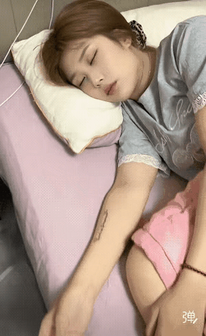 完了，这婆娘还是不要了吧？看她身手敏捷，警惕性不是一般的高，指定有前科呐！[