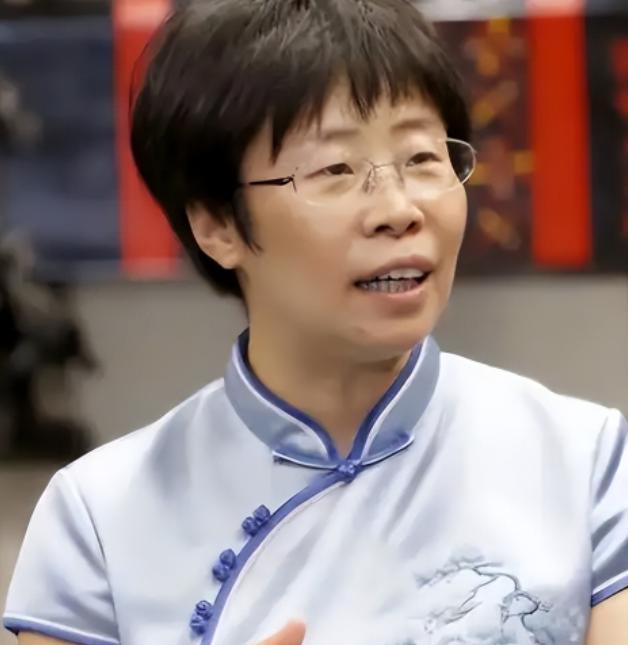 你敢信吗？前阵子还在诗词大会上温温柔柔讲唐诗宋词的蒙曼，就因为聊了几句清朝，直接