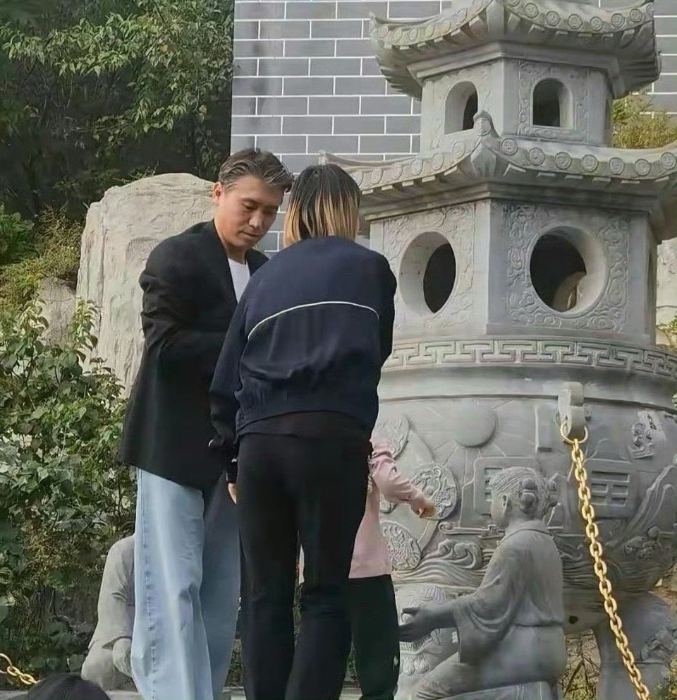 李乃文和老婆女儿到大孤山游玩夫妻俩都做了挑染发型看起来很时尚