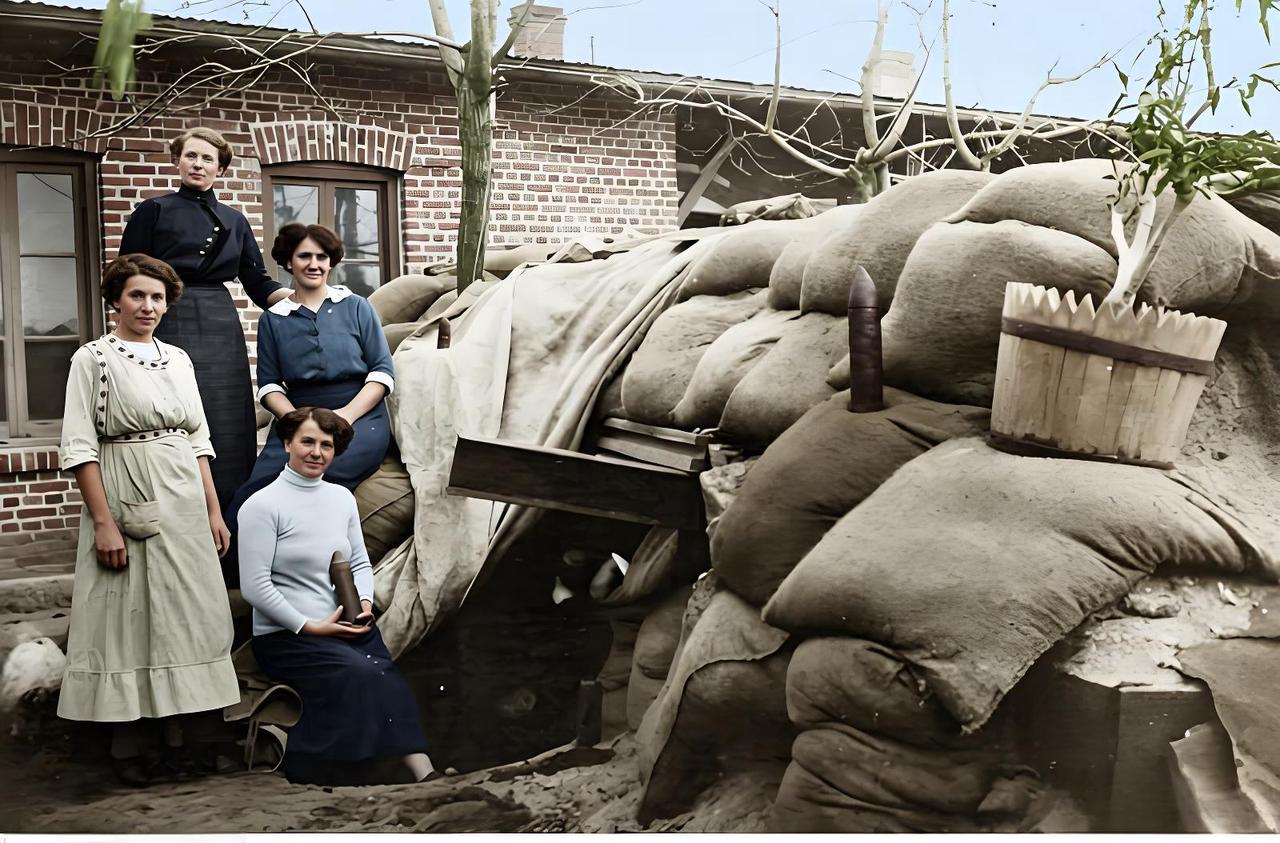 1914年11月，日本围攻德国殖民地青岛期间，照片中四位德国女性站在沙袋堆砌的简