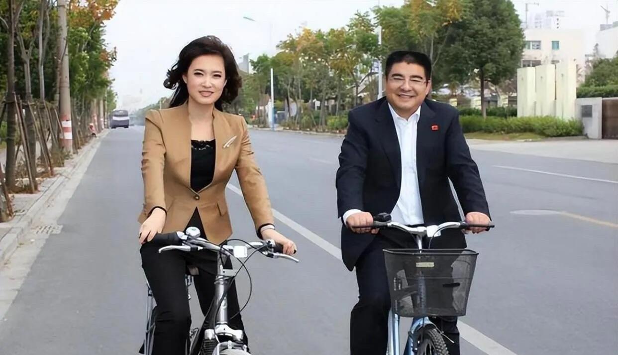 一直很喜欢的一位主持人，主持功底非常强，如今老了风韵犹存，魅力不减当年，看起来颜