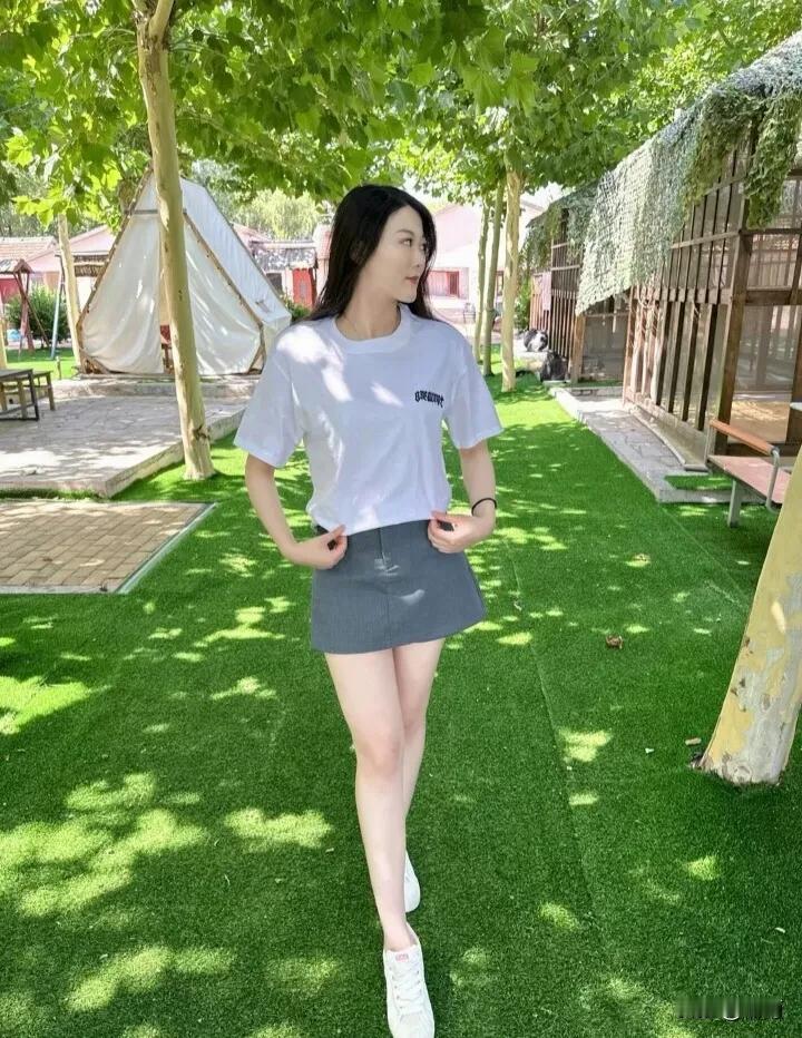 分享美女穿搭服饰
