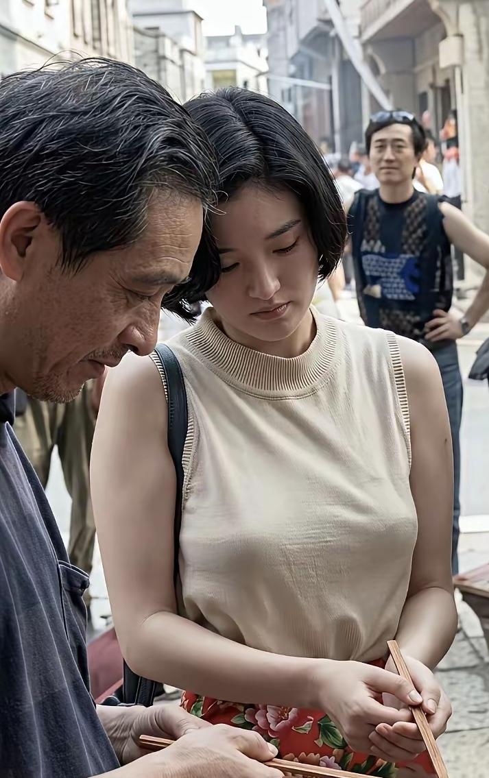 1993年周村《活着》开机现场，风华正好的巩俐，当时正是张艺谋的女友。两人相恋多