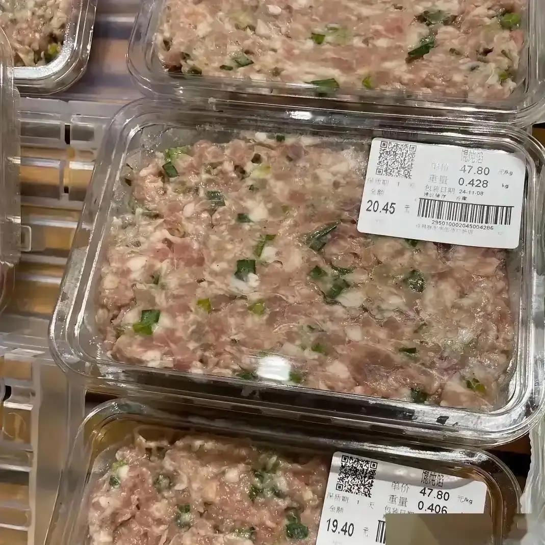 前阵子去许昌出差，顺道逛了趟胖东来。下午五点多，肉馅柜台阿姨正往价签上贴“六折”