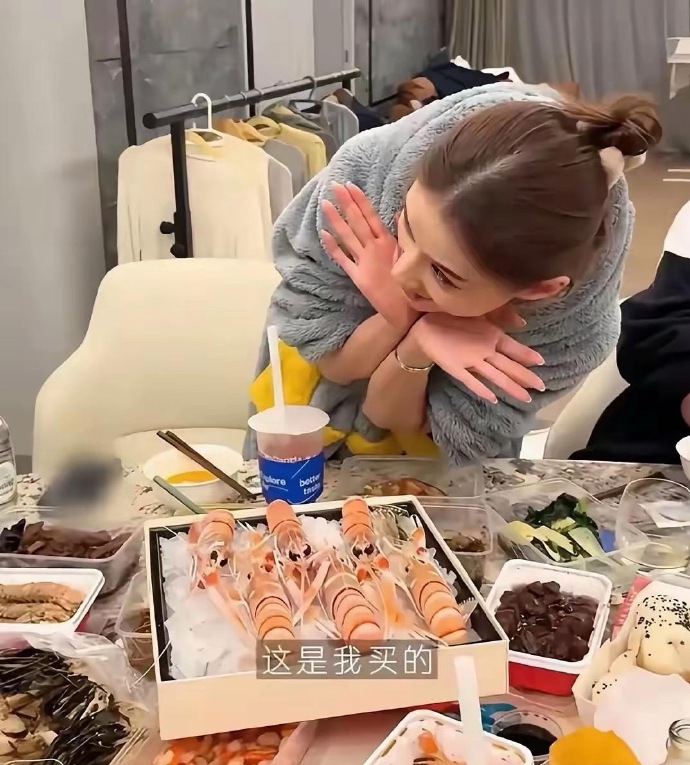 豪门千金也这么嘴馋吗？何超莲这伙食真是奢侈，但是在豪门就是家常便饭。看何超莲吃