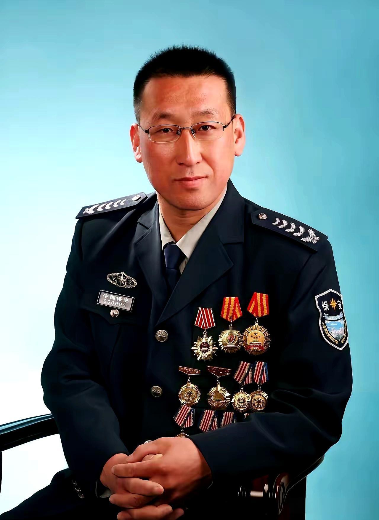 穿着保安服，挂着这么多“奖章”，这是什么骚操作，图中这位挂的这些奖章有点像立功的
