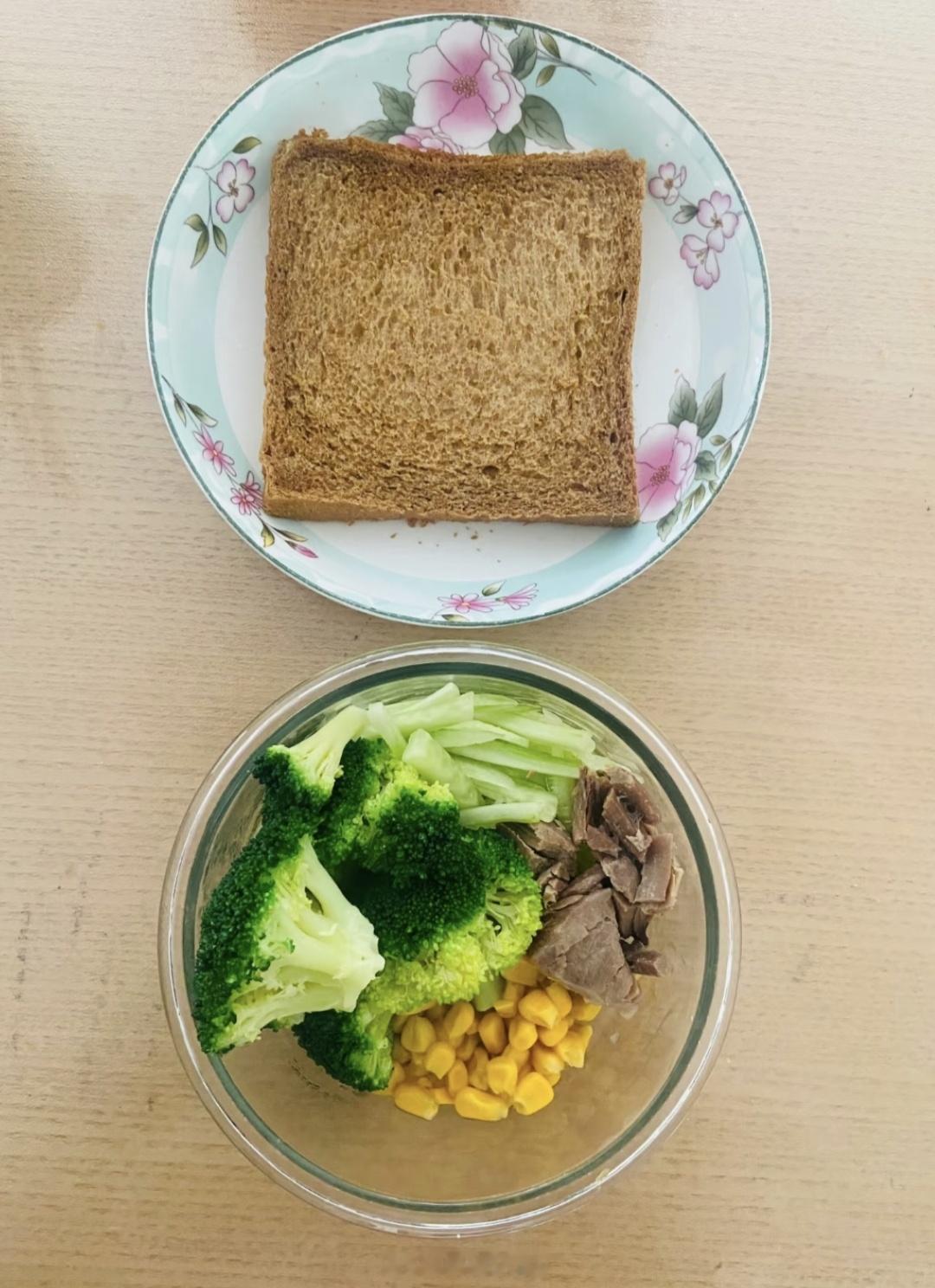 减肥才知道高中吃的有多少全麦面包和西兰花都要吃吐了，以前高中感觉怎么都吃不饱，在