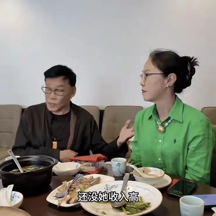 张丹红也是挺奇怪的，跟李国庆是三婚。然而，李国庆却知道她的前两任丈夫的收入并不