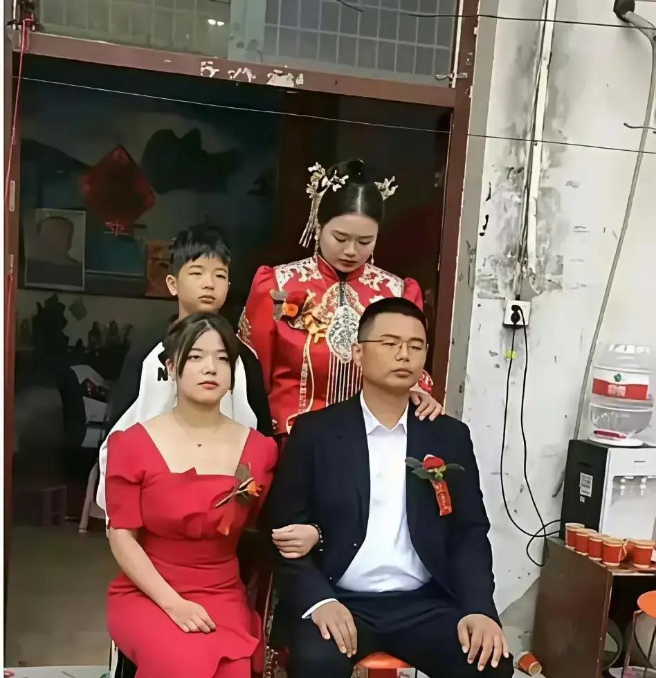 朋友婚礼上拍了一张合照，发到群里，所有人都在问同一个问题：到底谁是新娘？
