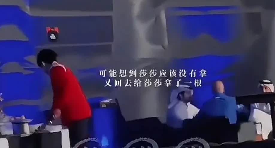 莎莎跟头哥两个人吃饭拿了4个勺子，他拿了两个，她拿了两个，他想着她，她想着他！