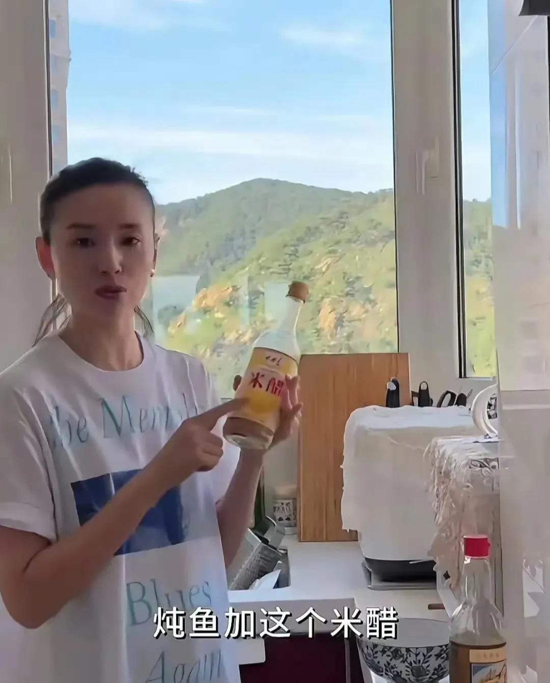董洁带着儿子回大连老家啦！直接住到了当地出了名的高档小区，推开窗，山啊海啊尽收眼