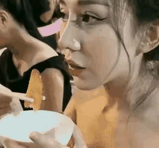 你们信不信这女的最少也有40多了脸上的妆还厚说实话真心不好看[捂脸哭]