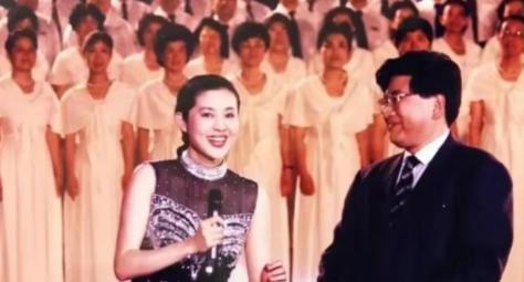 1990年，32岁的倪萍进入央视当主持人，女编导陈雨露一脸不耐烦地说：我们不
