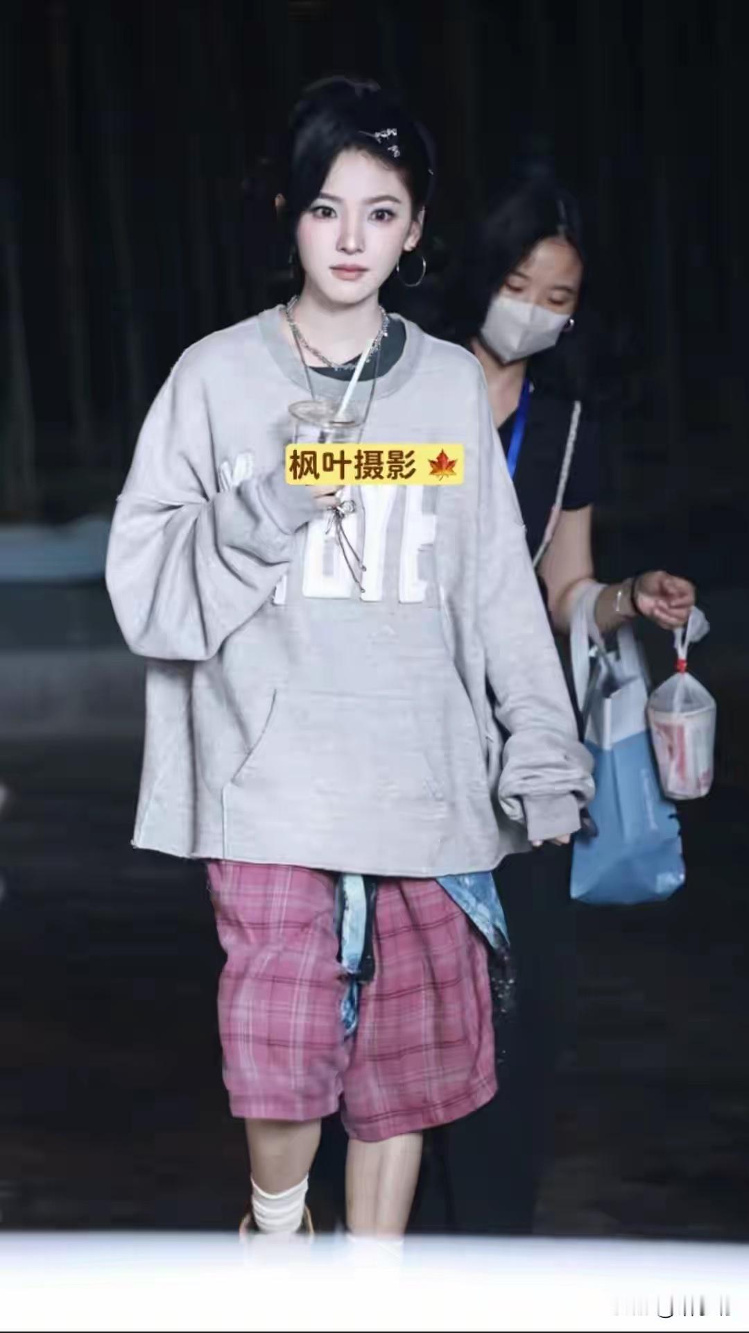 美貌大赏！章若楠录综艺路透，风格大变样呀，摇滚风好酷太吸睛了