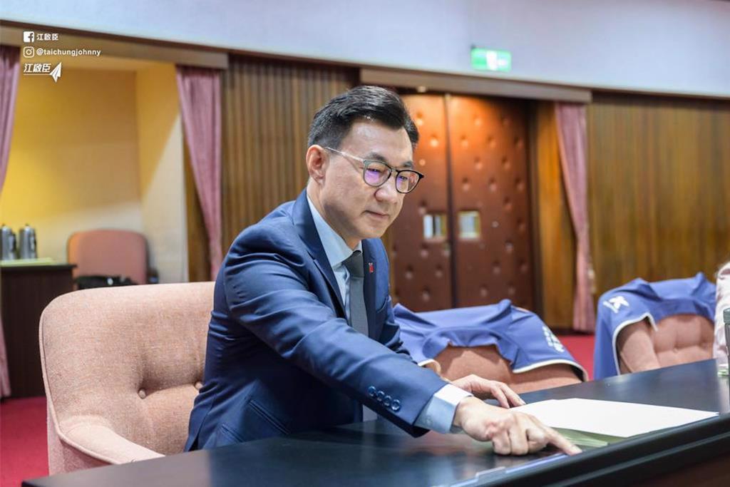 韩国瑜副手江启臣宣布不参选台中市长卢秀燕宣布不参选国民党主席之后，蓝营呈现百