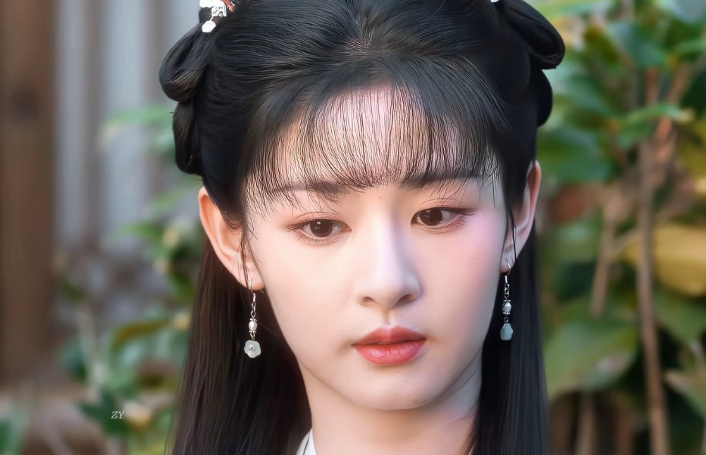 当演员，最重要的不是美丽，而是有辨识度。于正推的这个新人造型，咋一看挺漂亮，挺