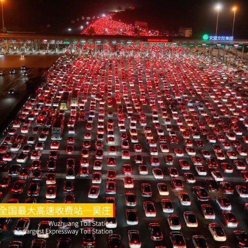 正月初七晚上，吴庄收费站那场面，航拍镜头扫过去，36个车道被车灯填满，红光连成几