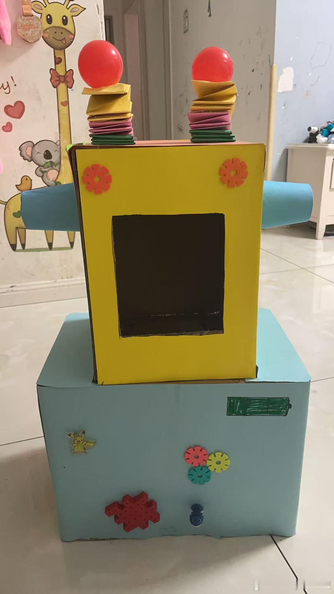 麦兜兜响当当昨天六一，幼儿园说来一次环保时装秀我拾掇拾掇给儿子粘了一个粗糙版机