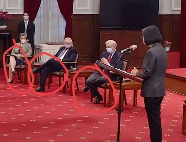 中国传统文化讲究站有站相，坐有坐相。大国礼仪熏陶了他们，来了中国之后，他们不会再