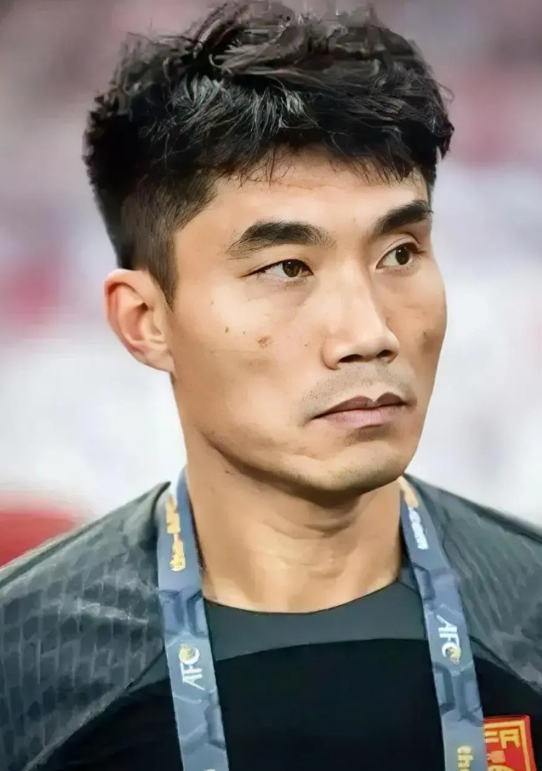 郑智被调整出国足教练组，是否是以退为进？东亚杯表现不佳，估计久尔国足代理主教练