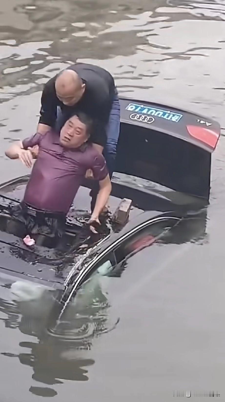 这位救落水奥迪车的男子，值得表扬，应该颁个奖。他义无反顾的，跳下水中，用石头把