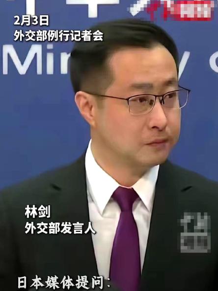 外交部记者会，一个日本记者拿到了话筒，整个人的腰板都挺得笔直。他清了清嗓子，对