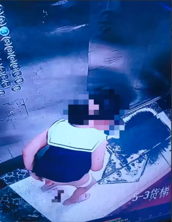 炸裂！电梯不是女厕所！刚打开电梯，一股“马叉虫”味就扑面而来。定睛看清电梯里的东