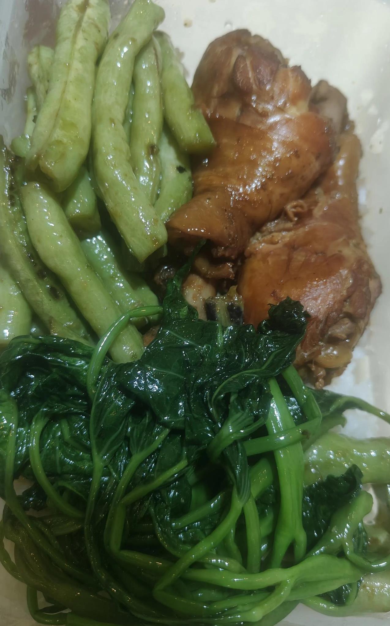 “妈妈，你明天该去接拽姐了，她就是一个纯纯的搞笑女。”小孩哥眨巴着他那眯眯眼睛
