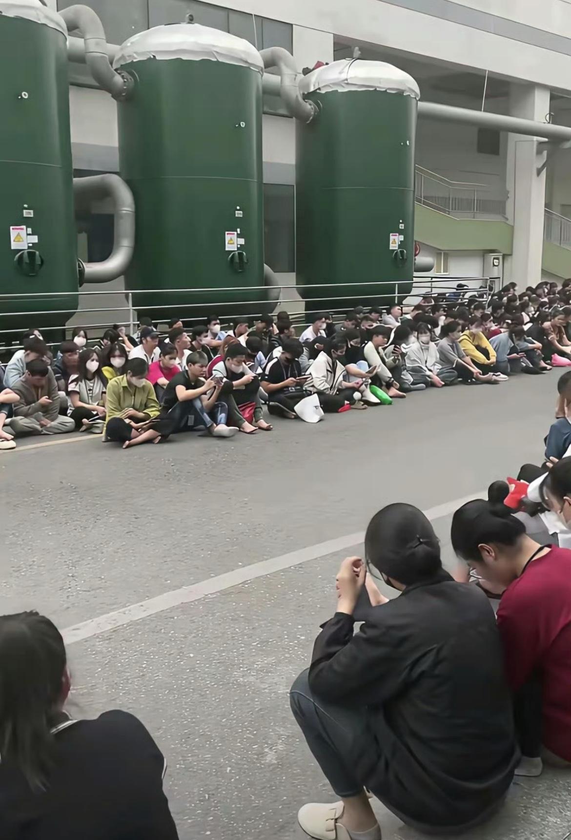 越南某大型工厂停电，所有的工人都在厂区旁等待来电，越南制造面临最大的问题就是电力