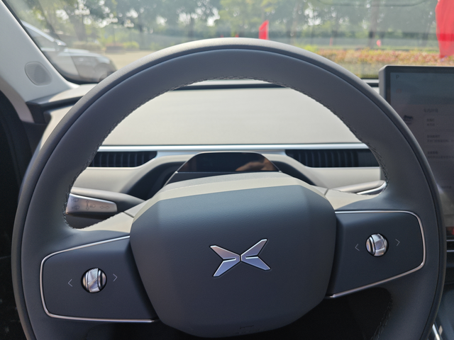 小鹏M03，说点真心话新车交付时便发现方向盘有点左偏，即方向盘摆正的时候车直行