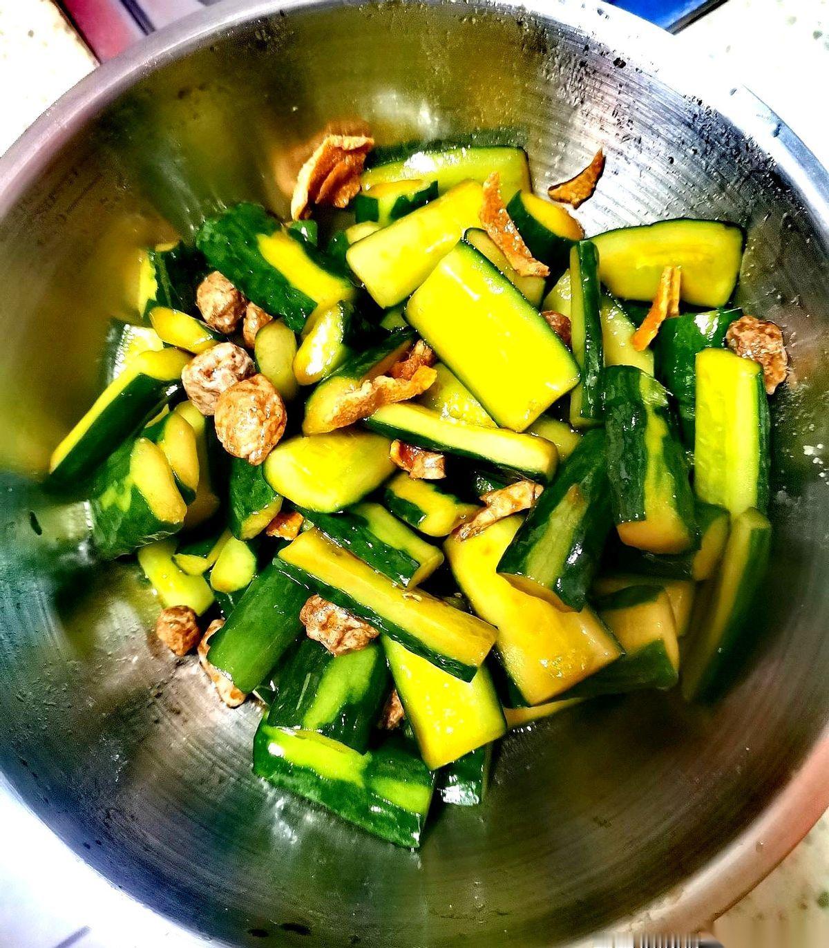 今天上午冲进去追科技股的，下午还好吗？一根大阳线，千军万马杀进来。结果下午一根