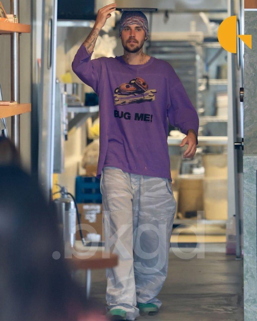 比伯头顶平板电脑贾斯汀·比伯JustinBieber与海莉·比伯Hailey