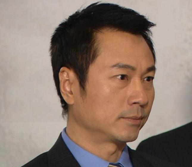 当年，黎耀祥成名后，年收入8000万，他给收破烂的二哥三哥选择帮忙脱贫致富，但二