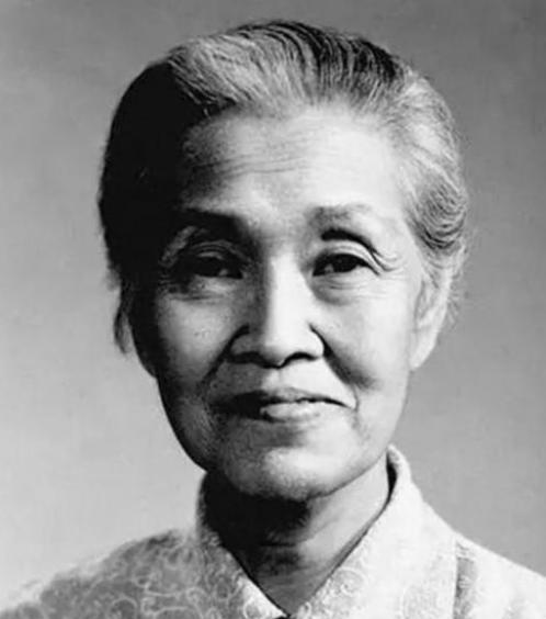 1964年，一名身患重症的孕妇正要进行手术，林巧稚拦下做手术的医生，说：“让她出