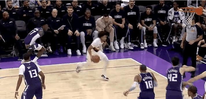 37岁的身体选择让开，把聚光灯留给19岁的膝盖。你看到威少退那半步了吗？那