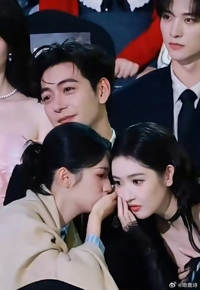 王玉雯周也在陈星旭胸前喂小羊陈星旭也太宠了吧！任由王玉雯周也在自己胸前喂小羊，怀