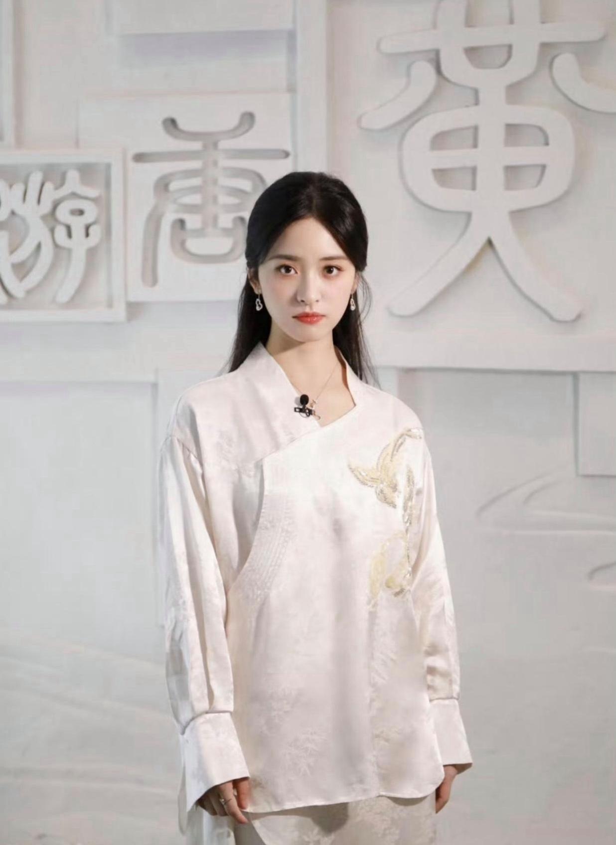1、贾乃亮上学时曾与黄圣依短暂相恋，黄圣依算是他的初恋。后来和李小璐在一起时，他