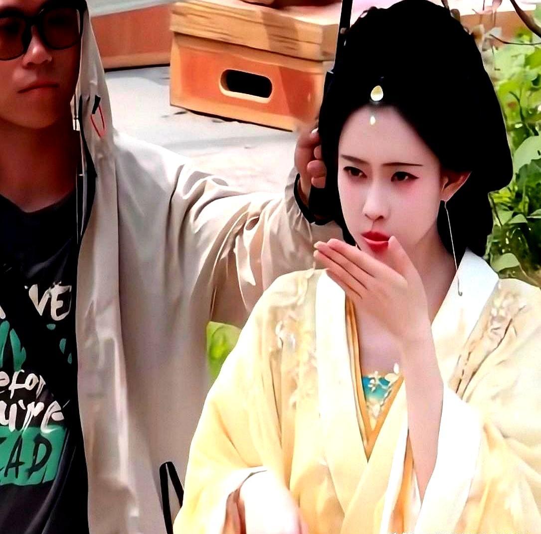 孟子义戏约排到2027，陈都灵空窗4个月一条热搜把两人摆在一起：一个档期挤