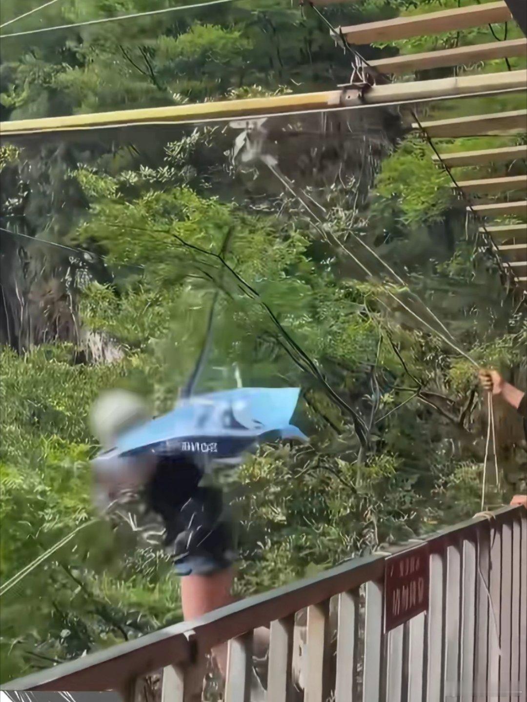 女子坠亡悬崖秋千开业仅1个多月玩悬崖秋千，那么生命就全靠安全绳了，安全绳出现问