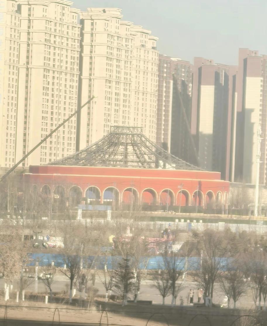 沈阳马上要有新的打卡点了在北新区发现了一个很大的建筑物，圆形的经过了解才知道这