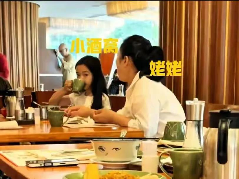 董璇的女儿小酒窝从小就学习钢琴、绘画、舞蹈、走秀等多门才艺，董璇很注重对女儿的艺