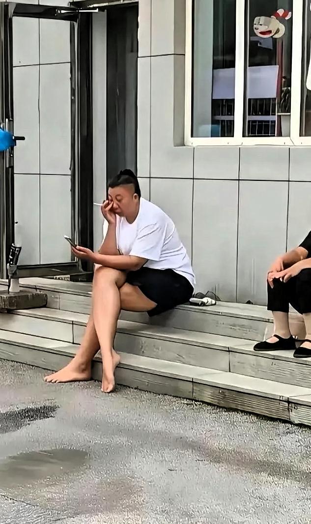 还有人认识她吗？曾经的东北大网红，变成这副模样。去年她卖粉条，在直播中说卖