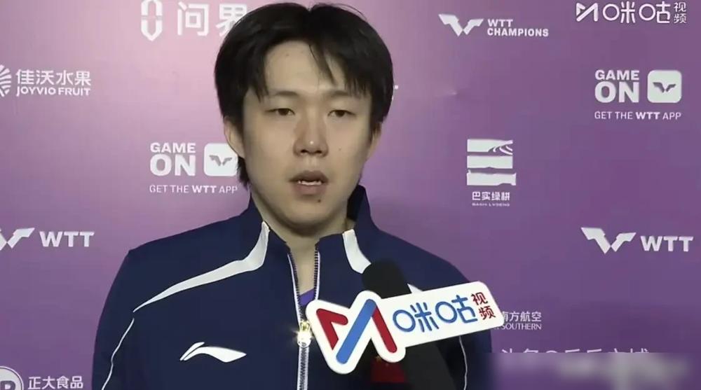 3：0横扫弗朗西斯卡，王楚钦赛后比输球还落寞。局间休息时，肖战指尖敲着战术板